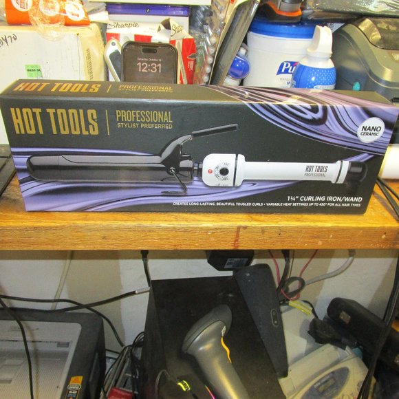 HOT TOOLS Pro Artist Nano Ceramic Curling Iron  1 1/4" - Picture 1 of 2